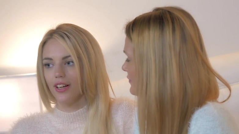 Lesbian Illusion: Piękna blondynka w sypialni