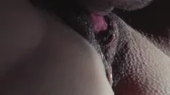 我舔这个穿着迷你裙的熟女直到她高潮