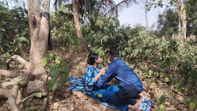 Sona bhabhi: Video di sesso nel villaggio indiano, stampa di grandi tette...