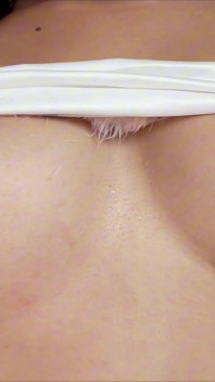 兔子女孩崇拜她的身体，硬骑假阳具并增加了尾屁股塞