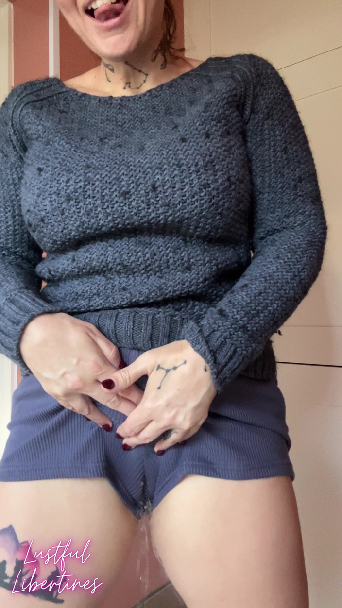 Lustful Libertines: Bagna I Pantaloncini Con I Pantaloncini Disperati