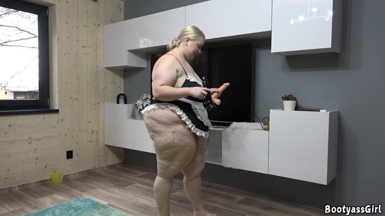 Bootyass Girl: În timp ce curățeam am găsit jucării uimitoare pentru pizda...
