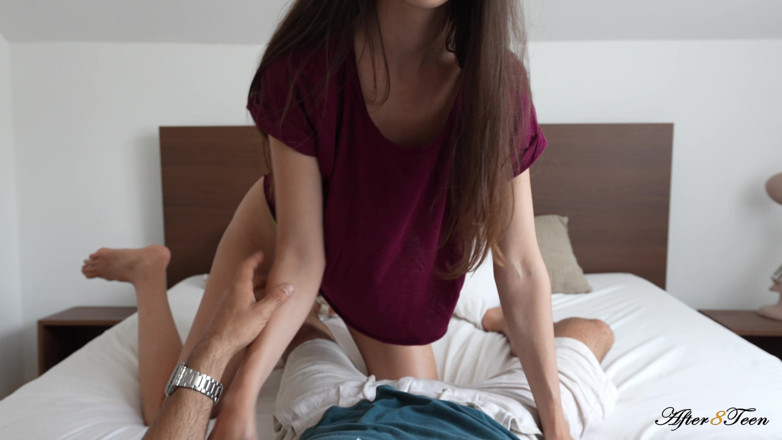 After8Teen: Dość szczupła brunetka dostaje ładunek spermy na jej cipki od jej...