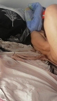 Mama amatoare se masturbează cu degetele în pizdă până la orgasm.