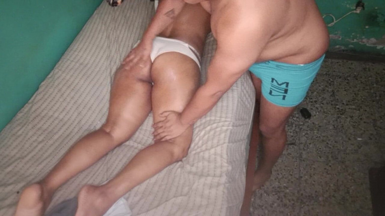 BigassMILF40: Krémová masáž pro flirty brunetku MILF s velkým zadkem