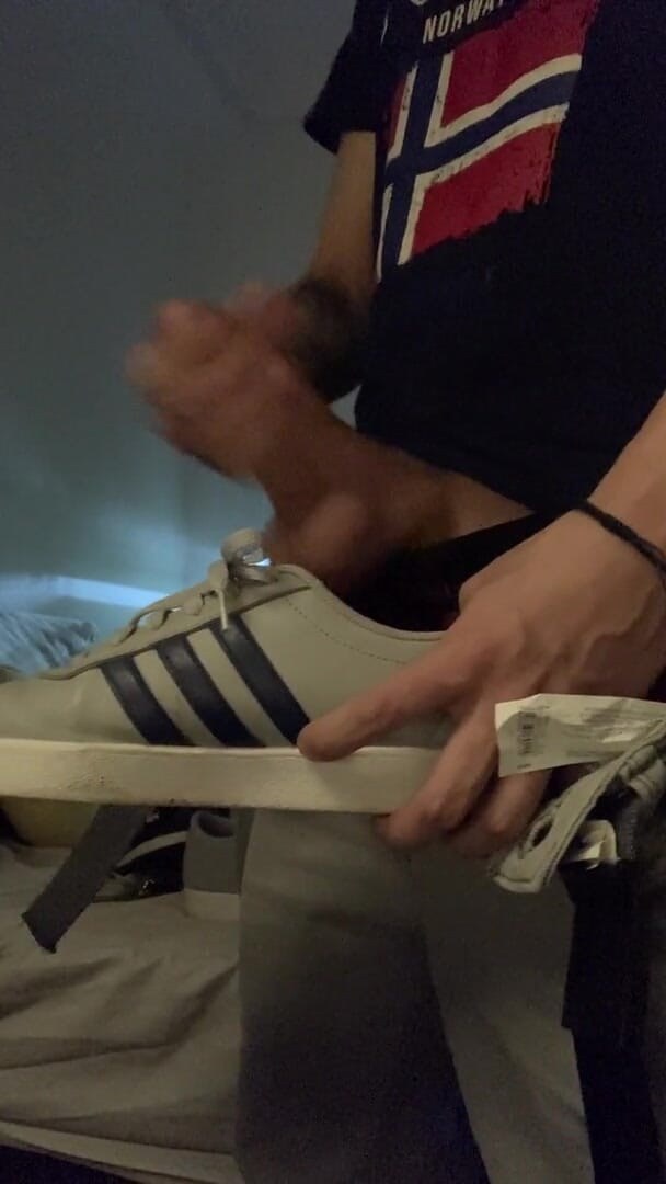 Babywhite99: Sneakers fetish guy