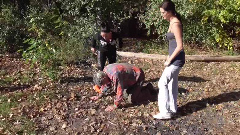 Femdom Austria: Joggers dominan berjalan hamba peliharaan mereka