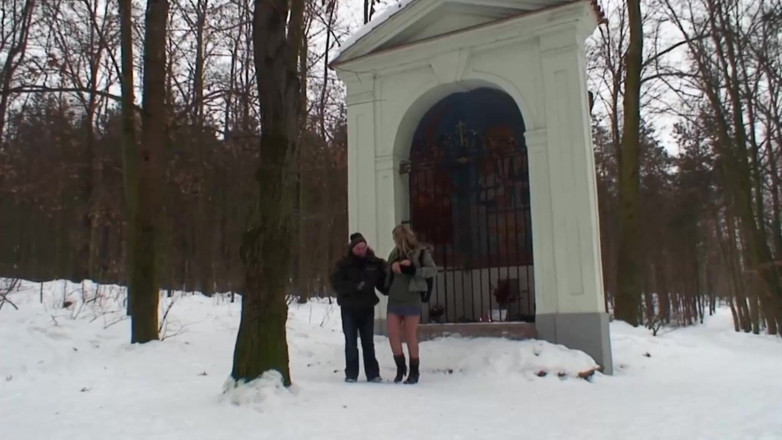 German amateur - 100% German hardcore videos: Mężczyzna podnosi blond dziwkę i pieprzy ją w śniegu