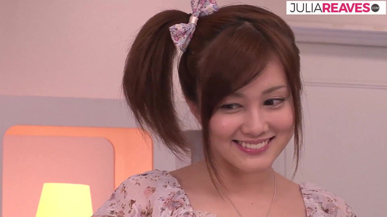 Asian X: La cagna si masturba con un enorme dildo e poi...