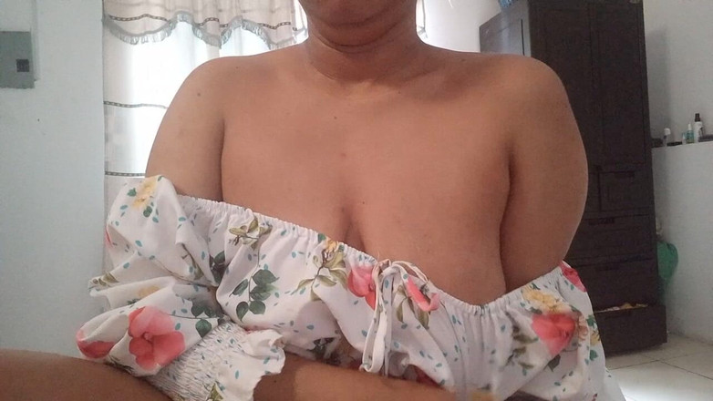 PATY PATY: ブルネットは自分に少しの喜びを与えている、本当に素人だ