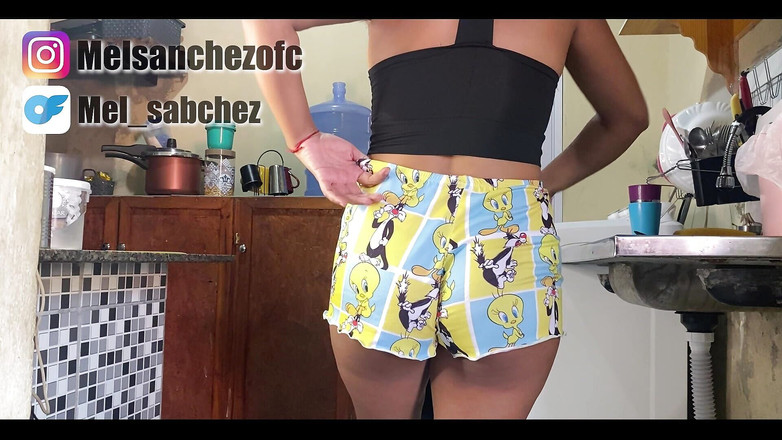 Mel Sanchez: Mama vitregă curăța bucătăria când a fost întreruptă de fiul ei...