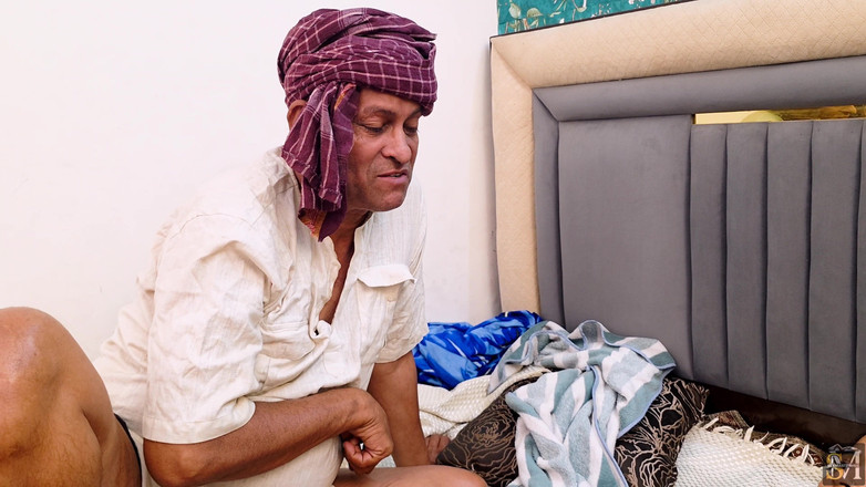 SexmasterHub: Азиатский индийский старик дези делает массаж и занимается сексом со своей падчерицей в три видео