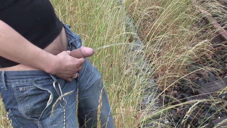 GerMen: Azgın Alman amatör açık havada korunmasız sikişiyor