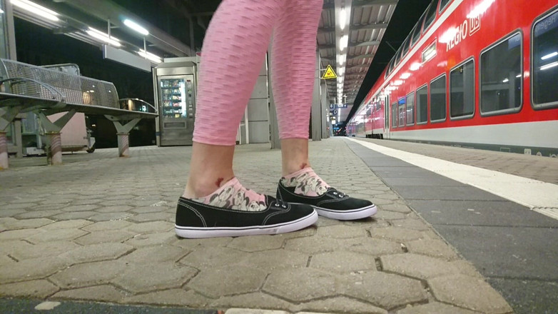 sweetfeet29: Arătând picioarele la gară