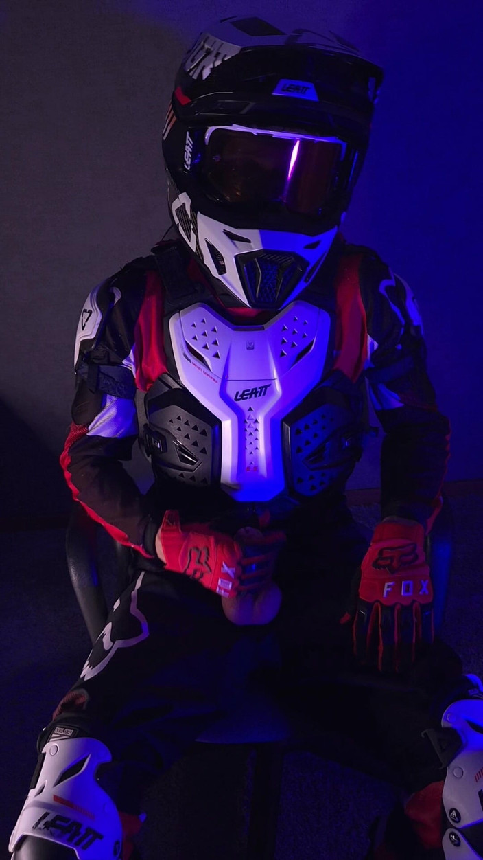 Sneakersmax98: Motociclista com tesão gozando à noite
