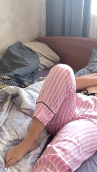 Frau kommt vom Zuschauen in unserem Bett