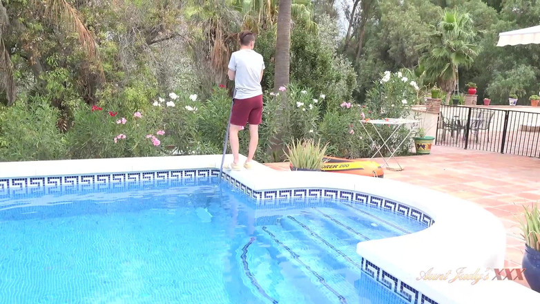 Aunt Judy's XXX: Mamă sexy spaniolă slabă Linda Del Sol seduce Pool Boy