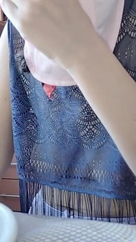 Chlupatá brunetka kundička, Velká prsa, Smyslná chlupatá žena v kuchyni.