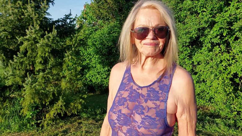 martinawest: Babička se prochází zahradou v průhledném overalu