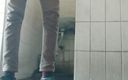 Tamil 10 inches BBC: Un mec branle son énorme bite dans la salle de bain