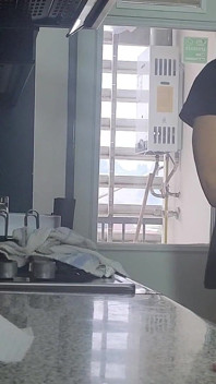 Ibu tiri nyepong kontol di dapur, cuma penggemarnya yang suka nyepong kontol dengan gerakan lambat