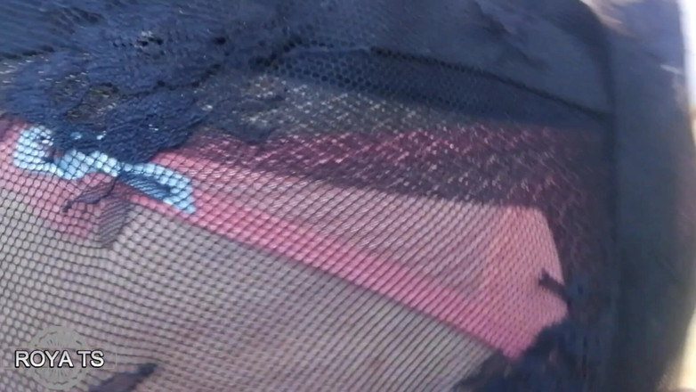 Royats: Belden bağlamalı kadın naylon ayaklarına tapıldıktan sonra iki transla sikişiyor...