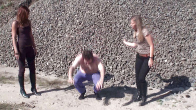 Femdom Austria: आउटडोर सजा