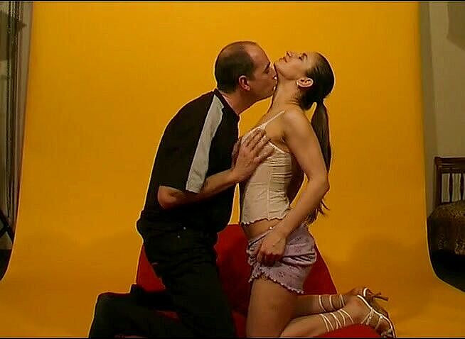 Flash Model Amateurs: Carina bruna si fa oliare e sborrare lo stomaco