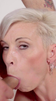Tembusan berganda MILF cougar kathy white seksi dengan Daren D dan mesin kongkek