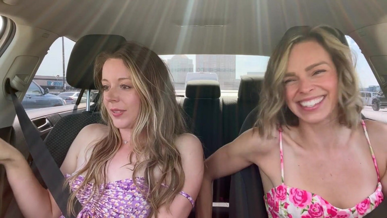 Serenity Cox: 무성한 원격 제어 바이브레이터로 드라이브 스루에서 하드 커밍 Nadia Foxx &amp; Serenity Cox