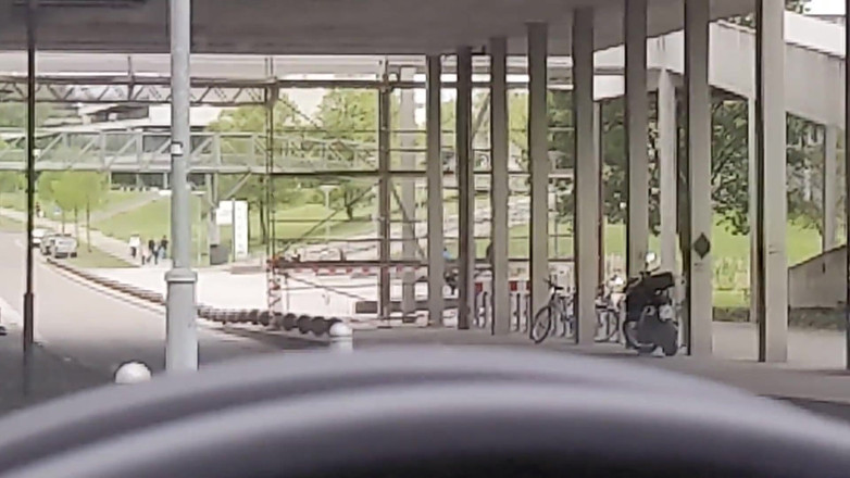 SlipCouple: Aftrekken in de auto op een erg drukke straat met...