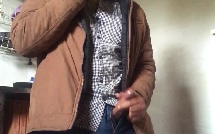 i7Bernard: 使い古したパンティーの匂いがします。