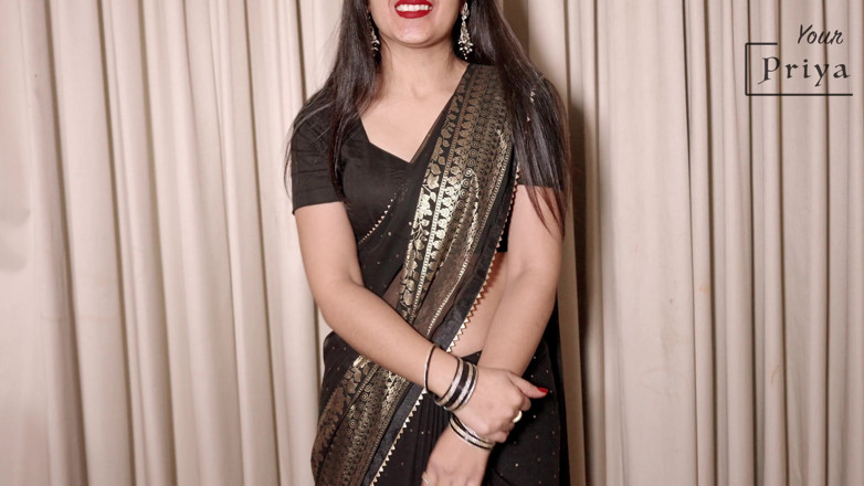 Your Priya: Heiße Priya in schwarzem sari zieht sich aus und masturbiert,...