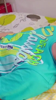 Збуджений збуджений молодий хлопець ковзає анальними кульками у свою маленьку тугу дірку