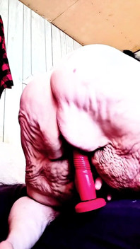 Na boku łóżka podskakując na twoim kutasie squirting grubo