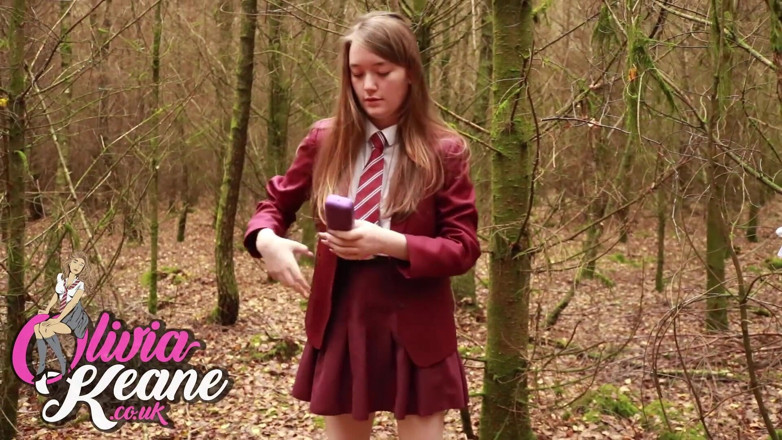 Olivia Keane: College Girl Uses Shewee to Piss Outside