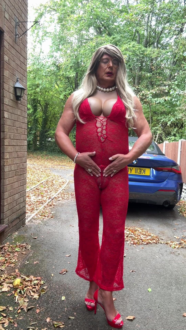 Sexy Crossdresser Kellycd2022 in Sexy Red Jumpsuit and Heels (Kellycd)
