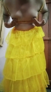 Indischer schwuler transvestit drückt und spielt mit ihren großen möpsen im gelben kleid, echter selbstgedrehter sex