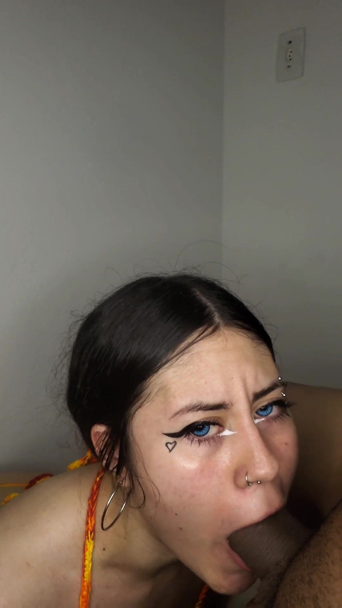 DherlyDoll: Dávám mu úžasné kouření, dokud se nevystříká na moje prsa - amatérské...