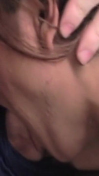 Brünettes schätzchen hart gefingert und schreiender orgasmus auf der couch