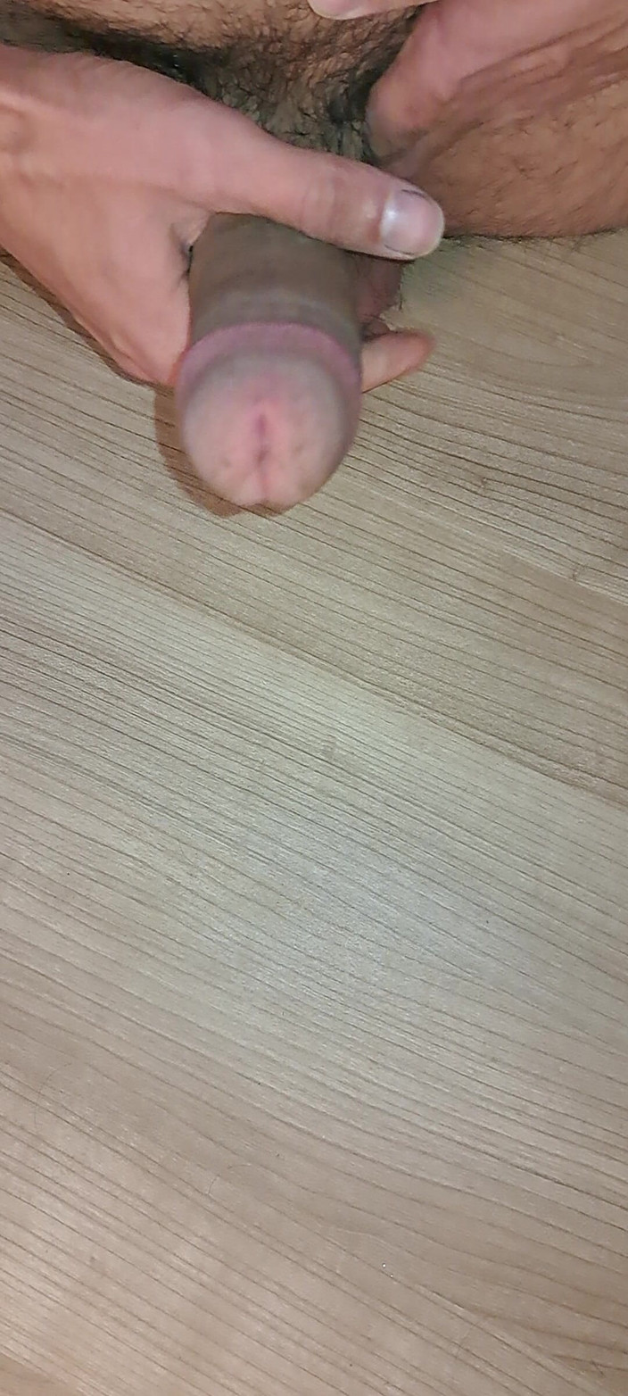 Whisky33: Buona masturbazione e grande sborrata da vicino