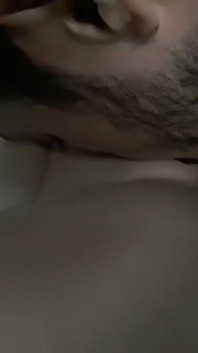 Estudante esguicha uma e outra vez enquanto come sua buceta!