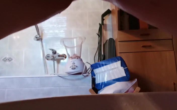 Nicoletta Embassi: Afeitado peludo extremo coño en un bidet