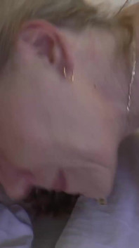 Rubia abuela ama ser lechada en sus tetas