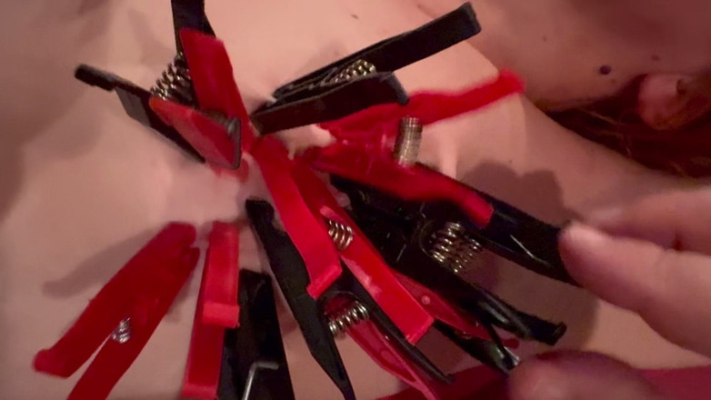 Elena917: 捆绑SM房间 - 在伸展架上与衣夹