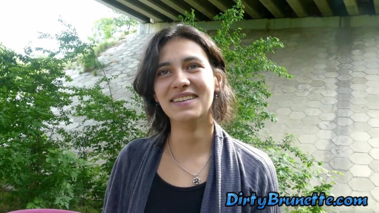 Dirty Brunette: Video largo de esposa cachonda chupa la polla en el...