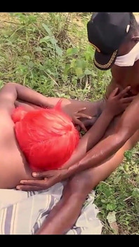 तीन लोगों की चुदाई: गांव का किसान खेत में अपने 13 इंच के बड़े काले लंड के साथ मेरी बालों वाली गीली चूत को चोदता है