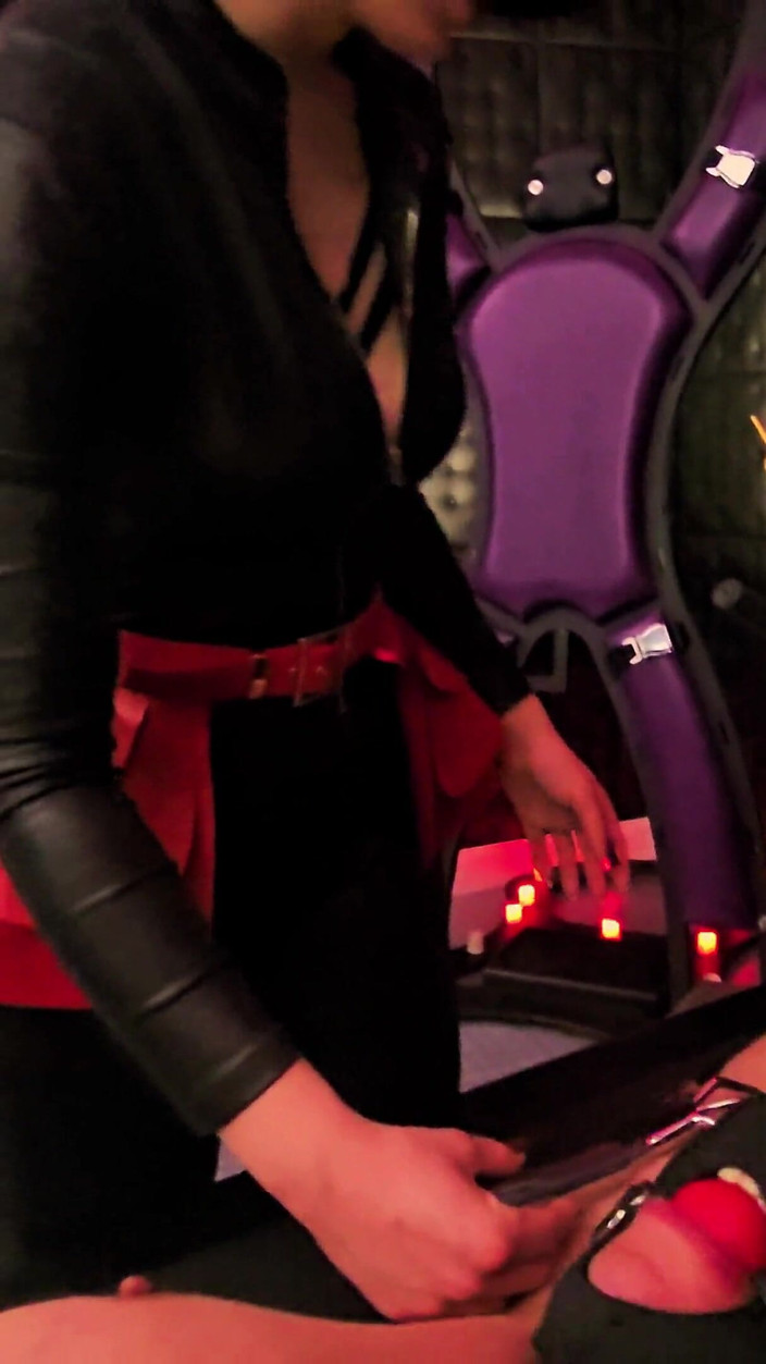 Strict Senz: Lady Medea como mulher-gato, interrogatório de agente impiedoso por cócegas...