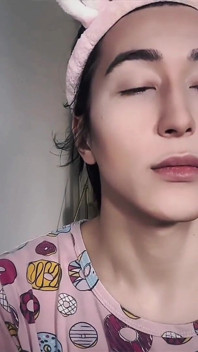 메이크업과 가발로 섹시한 Sissy 변신하는 펨보이