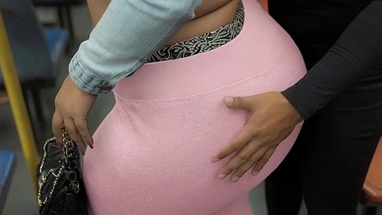 Xprohibidox1: Balaclava iri güzel kadın sıkı parlak pembe pantolonla götünü alıyor -...